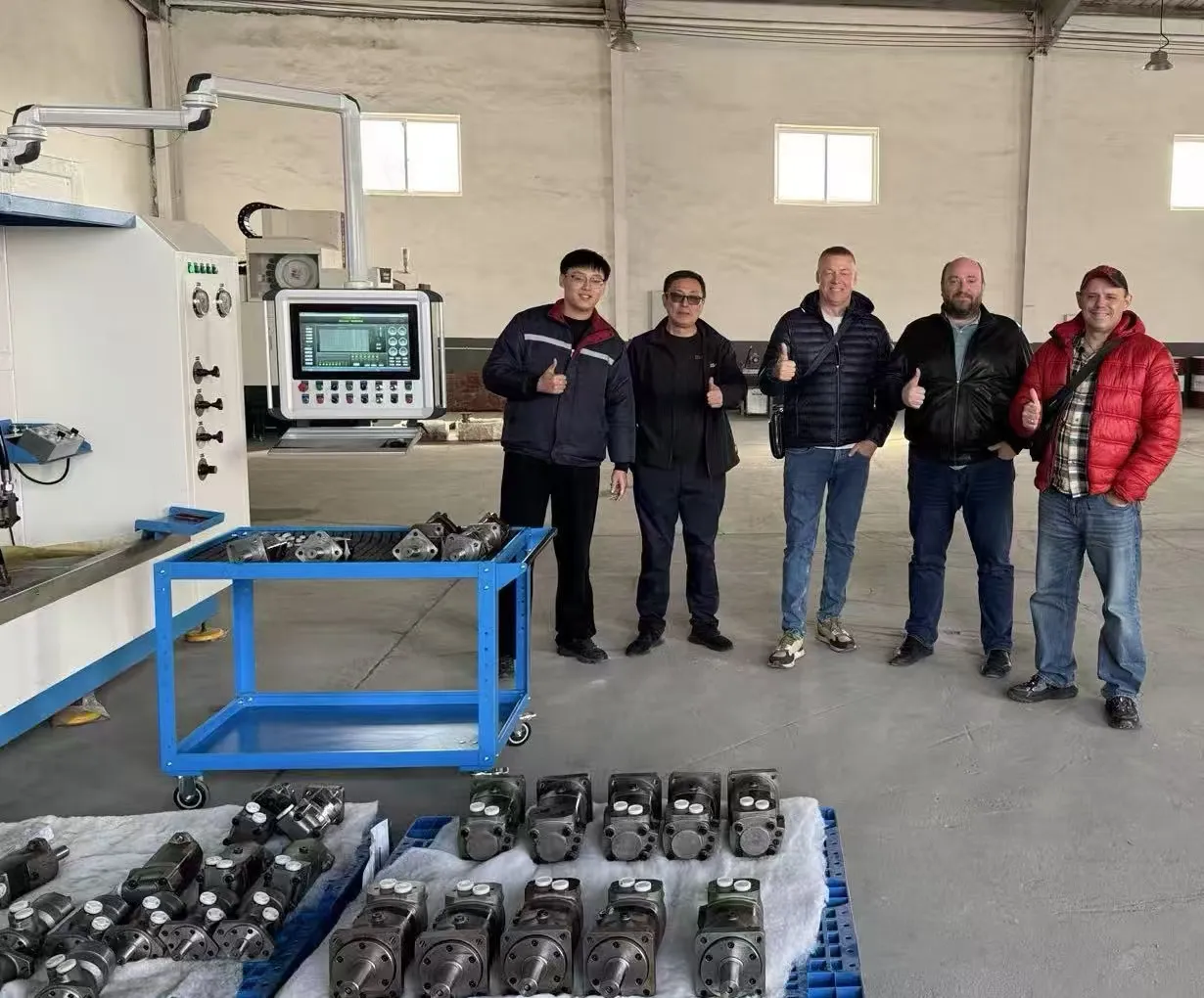 Ndị ahịa Russia gara ụlọ ọrụ Yushan hydraulic moto nke dị na Qingdao maka nyocha na mgbanwe echiche.